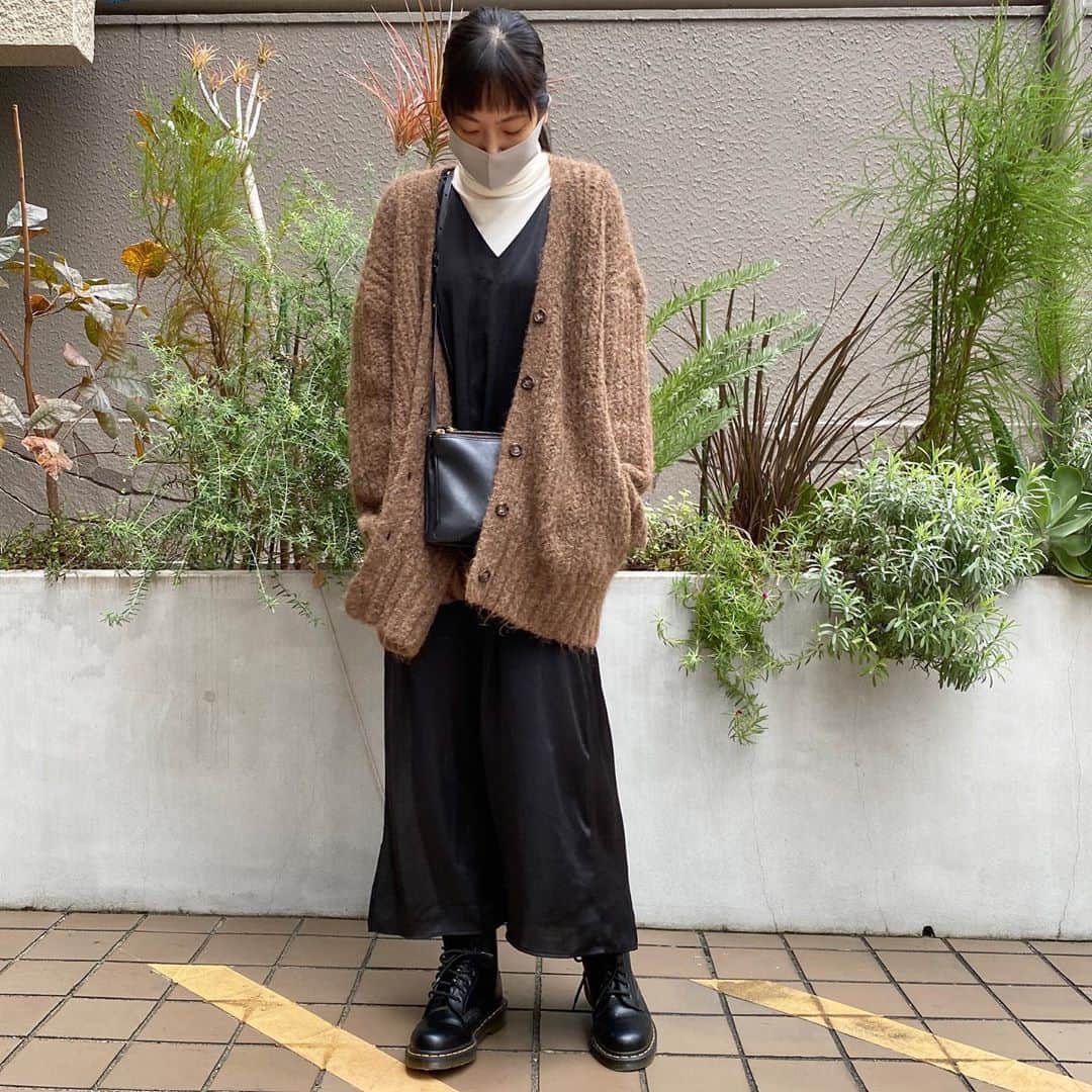 知念美加子さんのインスタグラム写真 - (知念美加子Instagram)「Coordinate 😋 ・ ・ 東京は思ったよりも暖かく、張り切った厚手のニットは着れず笑 だいたいこのカーデですごしました🧸 ・ ・ こちらも去年の @moussyofficial だわ笑 ・ ・ #オシャレは自由 #ちねんすたいる」10月29日 12時42分 - chinenmikako