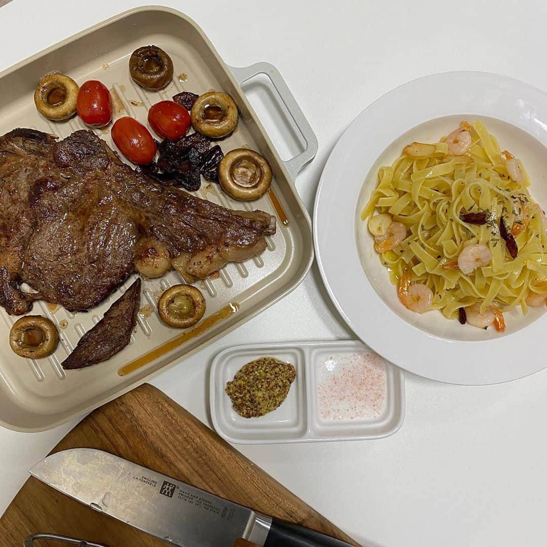 ユン・ダヨンのインスタグラム：「🤍다영포차 new menu🤍 토마호크 추가됬슴다^^ 겨울철 한정 메뉴인 호박고구마도 신상으로 들어왔슴다^^  많이 찾아주십쇼✨ #홈파티 #홈캠핑 #토마호크스테이크」