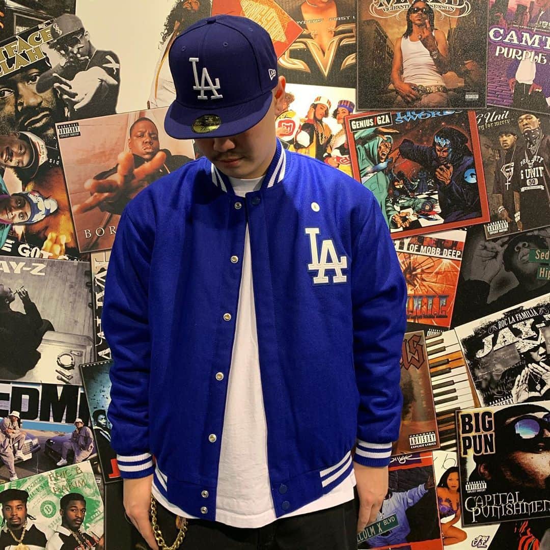 のインスタグラム：「昨日、1988年以来の優勝を果たしたDODGERS関連の商品多数入荷しております🌴⚾️ ・  180cm Lサイズ着用  🗽DiverCity🎡  ※GROW AROUND Diver City店 平日と土日祝日にて営業時間が変更となっております。ご来店の際は営業時間にお気をつけください。 (平日)11:00~20:00 (土日祝)10:00~20:00  . #growaround  #growaroundnewarrivals  #growarounddivercity #LA #losangelsdodgers  #jhdesign」