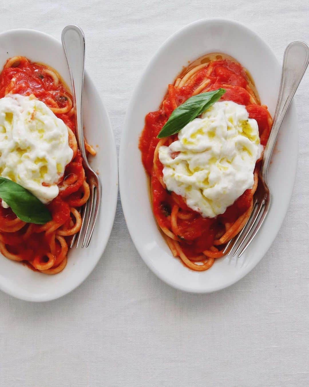 樋口正樹さんのインスタグラム写真 - (樋口正樹Instagram)「Tomato pasta with burrata . ランチに美味しい美味しい トマトとブラータのパスタ。 . 長く太いヴィチドーミニの 美味しいスパゲットーニに、 ソースはラ・コッリーナで、 オイルはオルシーニを使用、 仕上げにディ・ステファノ ブラータのせて出来上がり！ . 材料全て学芸大学駅近くの エッセンティアで揃います。 新鮮なブラータも入荷して 只今ポップアップも開催中。 お近くの方はぜひどうぞー。 @essentia_gakudai . . . #パスタ #スパゲットーニ #ブッラータ #ブラータ #ブラータチーズ #ブッラータチーズ #ディステファノ社 #ステファノ社 #パスタ部 #パスタ好き #ポモドーロ #ヴィチドーミニ #エッセンティア #学芸大学 #学芸大学グルメ #Spaghettoni #Pomodoro #lovepasta #pastaitaliana #cucinaitaliana #iloveitalianfood #pasta #pastalover #italianpasta #italianfood #italyfoodporn #burrata #burratagram #distefanocheese #Vicidomini」10月29日 12時47分 - higuccini