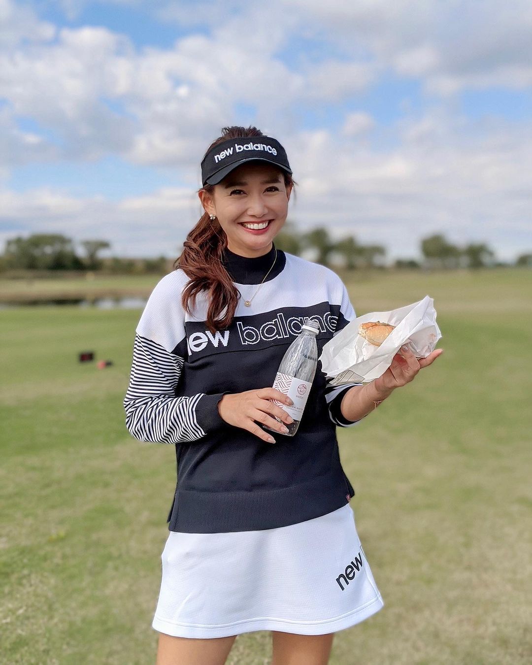 李 雨瀟さんのインスタグラム写真 - (李 雨瀟Instagram)「先週のNBコンペ⛳️ 最近私服でも大活躍のウェアたち を着て参戦☺️✌️ . 週末いいお天気にも恵まれて ゴルフ日和☀️ つくづく思うんだけど 行事ごとや旅行とかほとんど雨に降られたことないかも👏 自称晴れ女です✌️ . お水もたくさん飲まなきゃと思って、いつも飲んでる @eedun のシリカウォーターを持参✨ ほんとに半年くらいなんだかんだ飲み続けてるかな？？ 軟水で飲みやすいしグビグビ飲める👏 箱で注文してるんだけど、500mlだとすぐ終わっちゃうから是非とも2Lを販売して欲しい📞✨ そしてみんなにも持っていったのにバタバタして行きの車に置いてきたよね。（←そゆとこよ。🙄） . ヘルシーにプロティンとお水♡ と言いたいところだけど、2枚目以降みて。しっかり食べてます🤤🌭 やっぱり食べないとねっ 体が持ちません!! . スコアは、というと、 いつも通り52.54で106🔴 ほんとにうまくならないからレッスンと練習必要ね!!💔好きだけど嫌いになりそうなくらい悔しくて…いきたくなくなる🥺 でもまたゴルフに行くという…  やっぱりゴルフって楽しい🤍 . なかなか時間がなくて行けなかった時もあったけど ゴルフを始めてから 間違いなく人生が豊かになった気がする🥰出会う人たちやブランドさん含め、考え方やマインドがポジティブに✨これだからゴルフはやめられない😆✌️ . #yuxiao_golf #golfwear #new balance #golf #newbalancegolf #silica #water #eedun #高濃度シリカ #超軟水 #ニュージーランド #美容健康 #シリカ水 #シリカウォーター #理想の体へ #ミネラルウォーター  #美容 #健康 #ニューバランスゴルフ　 #ニューバランスゴルフコンペ #ゴルフ女子 #ゴルフコーデ  #ゴルフ大好き」10月29日 12時49分 - yuisho_ri