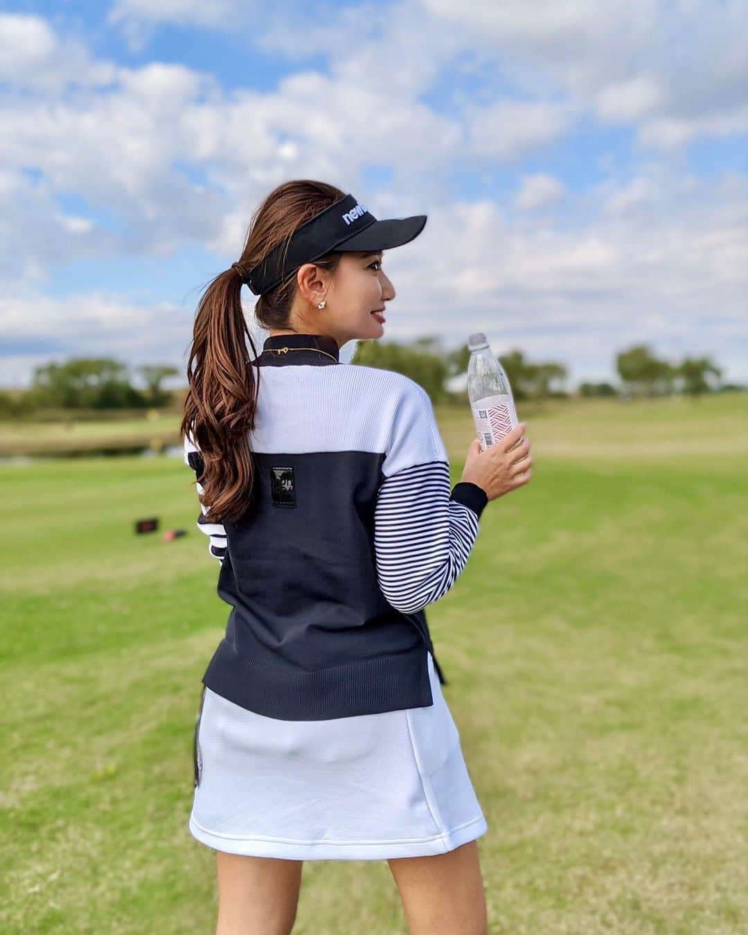 李 雨瀟さんのインスタグラム写真 - (李 雨瀟Instagram)「先週のNBコンペ⛳️ 最近私服でも大活躍のウェアたち を着て参戦☺️✌️ . 週末いいお天気にも恵まれて ゴルフ日和☀️ つくづく思うんだけど 行事ごとや旅行とかほとんど雨に降られたことないかも👏 自称晴れ女です✌️ . お水もたくさん飲まなきゃと思って、いつも飲んでる @eedun のシリカウォーターを持参✨ ほんとに半年くらいなんだかんだ飲み続けてるかな？？ 軟水で飲みやすいしグビグビ飲める👏 箱で注文してるんだけど、500mlだとすぐ終わっちゃうから是非とも2Lを販売して欲しい📞✨ そしてみんなにも持っていったのにバタバタして行きの車に置いてきたよね。（←そゆとこよ。🙄） . ヘルシーにプロティンとお水♡ と言いたいところだけど、2枚目以降みて。しっかり食べてます🤤🌭 やっぱり食べないとねっ 体が持ちません!! . スコアは、というと、 いつも通り52.54で106🔴 ほんとにうまくならないからレッスンと練習必要ね!!💔好きだけど嫌いになりそうなくらい悔しくて…いきたくなくなる🥺 でもまたゴルフに行くという…  やっぱりゴルフって楽しい🤍 . なかなか時間がなくて行けなかった時もあったけど ゴルフを始めてから 間違いなく人生が豊かになった気がする🥰出会う人たちやブランドさん含め、考え方やマインドがポジティブに✨これだからゴルフはやめられない😆✌️ . #yuxiao_golf #golfwear #new balance #golf #newbalancegolf #silica #water #eedun #高濃度シリカ #超軟水 #ニュージーランド #美容健康 #シリカ水 #シリカウォーター #理想の体へ #ミネラルウォーター  #美容 #健康 #ニューバランスゴルフ　 #ニューバランスゴルフコンペ #ゴルフ女子 #ゴルフコーデ  #ゴルフ大好き」10月29日 12時49分 - yuisho_ri