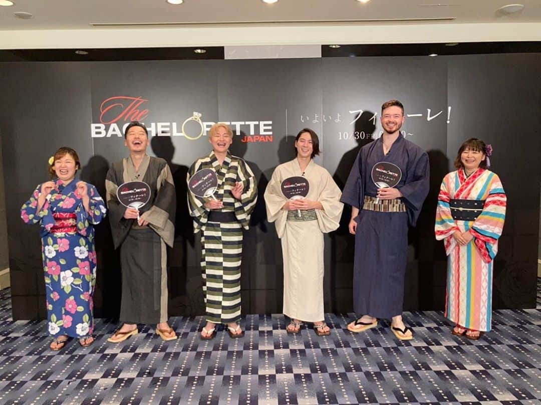 のインスタグラム：「いよいよ！フィナーレ！！ 10月30日0時にとうとう #バチェロレッテジャパン シーズン1のフィナーレ！ とうとう最後なのか、、っていう気持ちと、これから始まる冒険が楽しみ！っていう気持ちでいっぱいです。  昨日は ＼バラ🌹の花火が打ち上がる！／ #バチェロレッテ   フィナーレ直前ライブ🎉 に @fujii_tatsuya0525 と @_noki1105 と 一緒にゲストで出させてもらいました！ 久しぶりに坂東さんに会えたし、チームバナナさんと楽しいひとときを持てました！ありがとうございました！  みなさん。最後ですよ。お見逃しなく。  それではみなさん、心の準備はよろしいでしょうか。(坂東さん風)笑  #エバンズマラカイ #藤井達也 #榿澤涼太 #道産子 #フィナーレ」