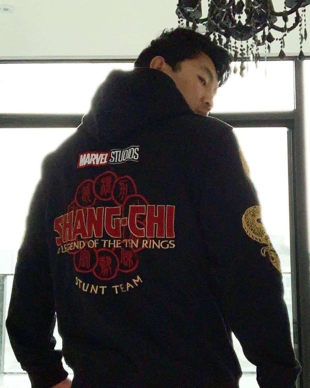 Marvel Entertainmentさんのインスタグラム写真 - (Marvel EntertainmentInstagram)「Via @SimuLiu: Our crew came to get it DONE! This shoot was a marathon like no other, broken up by a massive four-month hiatus during which the world completely and irrevocably changed. We finally returned to principle photography in July with a promise that we were going to do it right, emphasizing the health and safety of our hundreds of crew members. Through the thirteen-odd weeks back we made on-set safety an absolute priority, starting from masks and frequent sanitization to rapid testing and pod systems. Everyone sacrificed, and in the end? Over 40,000 CoVID tests without a SINGLE positive. From the lights to the sound, behind the screen and in front, I’m so proud of this crew of people and I can’t wait to show you what we made with @destindaniel. Also - I know, I have to get rid of that chandelier... #ItCameWithThePlace」10月29日 12時55分 - marvel
