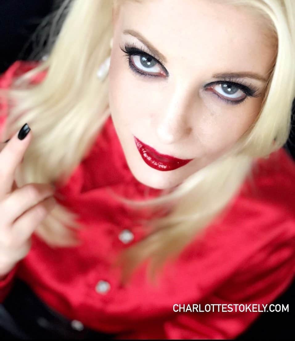 Charlotte Stokelyさんのインスタグラム写真 - (Charlotte StokelyInstagram)「Be good or be good at it. #charlottestokely #sp0o0ky 👻」10月29日 12時58分 - charlottestokely