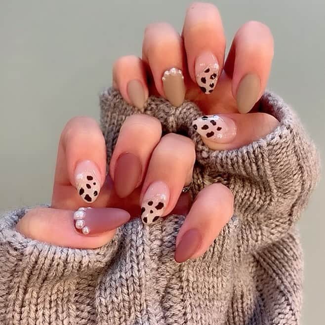 姫奈のインスタグラム：「. . 秋ネイル💅💫 . ダルメシアン以外マットにしてもらった🥺 めちゃくちゃ可愛いいい🥺🤍🤍 爪の長さこの位が一番生活しやすくて好き✨ . . #秋ネイル #ネイル #ネイルデザイン #ダルメシアンネイル #マットネイル #ジェルネイル」