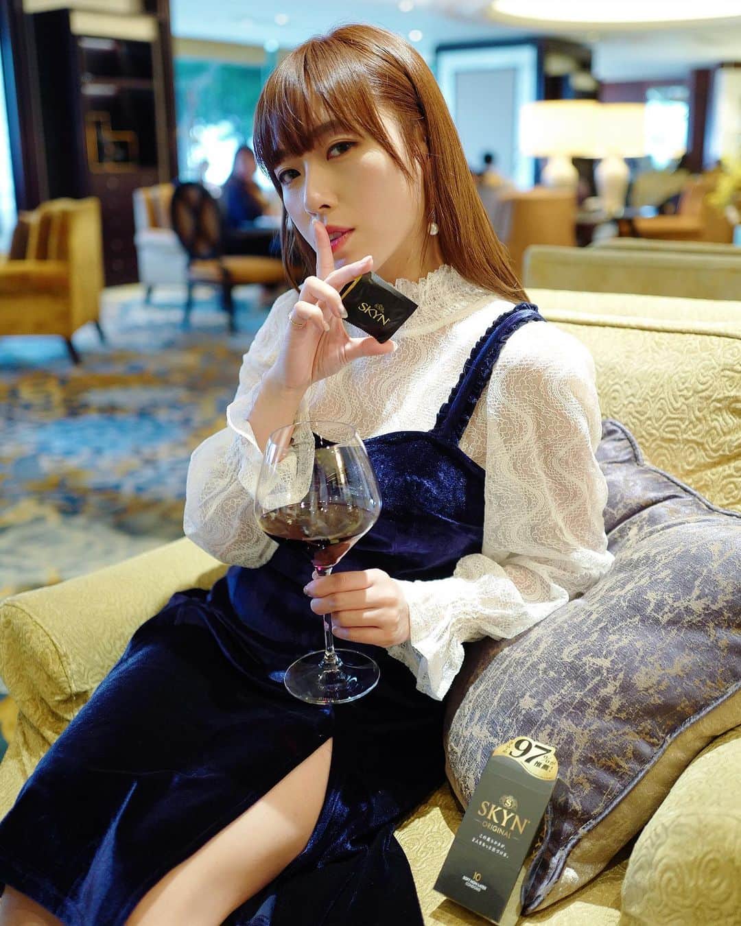 のインスタグラム：「近排好多人都staycation，各大酒店提供嘅嘢都應有盡有，除咗SKYN😏 獲得高度評價嘅SKYN， ⽤咗iR 物料，柔滑得來傳熱唔錯，舒服質感兼顧雙⽅感受❤️ 可謂各位老公「交功課」嘅必備文具🤣🤣🤣🤣🤣🤣🤣  利申 : 飲完杯酒，我就擺低咗一盒喺酒店畀有緣人，收到嘅幸運兒麻煩出返報告😏 無緣收到都唔使失望，由10月30號到11月12號喺萬寧買有7折優惠。 比埋條萬寧網購link你：https://www.mannings.com.hk/brands/skyn/c/SKYN  祝大家連下年份「暑期作業」都做埋🤣🤣  #好嘢益你 @on99magic   #SKYNonAir #iRcondom」