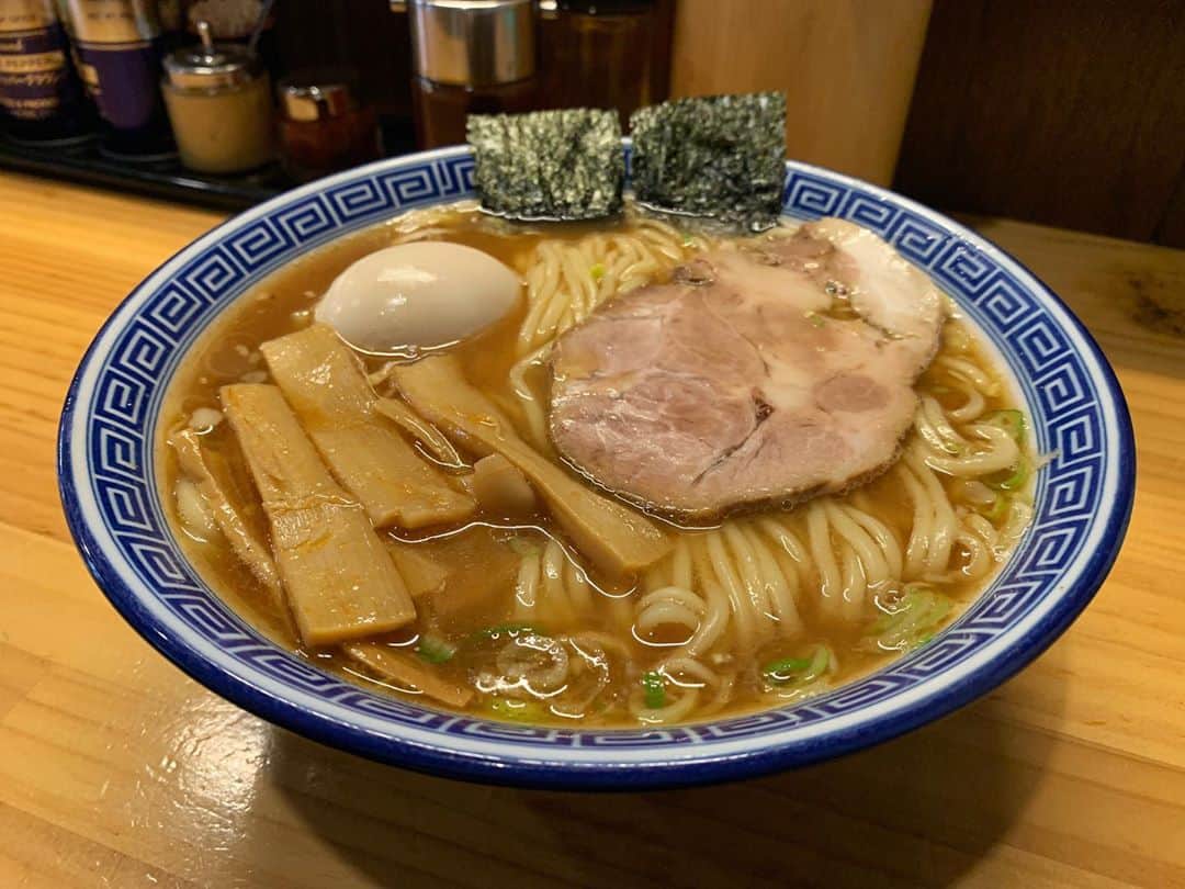 のインスタグラム：「魂がこもった激ウマ中華そばがいただける名店！ 豚骨と魚介が絶妙なバランスでしっかりと効いたスープは口当たりまろやかで飲みやすく、旨味もしっかりでグイグイ飲めちゃいます🍥 麺はツルモチ食感の滑らか中太麺。スープと程よく絡み、ズバズバすすれるみずみずしい麺です。 肉質しっかり目なチャーシューやピリ辛味付けのメンマなど、細部まで抜かりのない美味しさで最高の一杯でした😍 #susuru_tv #1736日目 #魂の中華そば #上板橋 #東京 #味玉中華そば #超うまい  #ラーメン #らーめん #ramen #ラーメン部 #ramennoodles #毎日ラーメン生活 #麺スタグラム #japaneseramen #japanramen #foodstagram #foodie #noodles #instanoodle #instaramen #instafood #susururecommended #東京ラーメン #東京中華そば #タマチュウ」