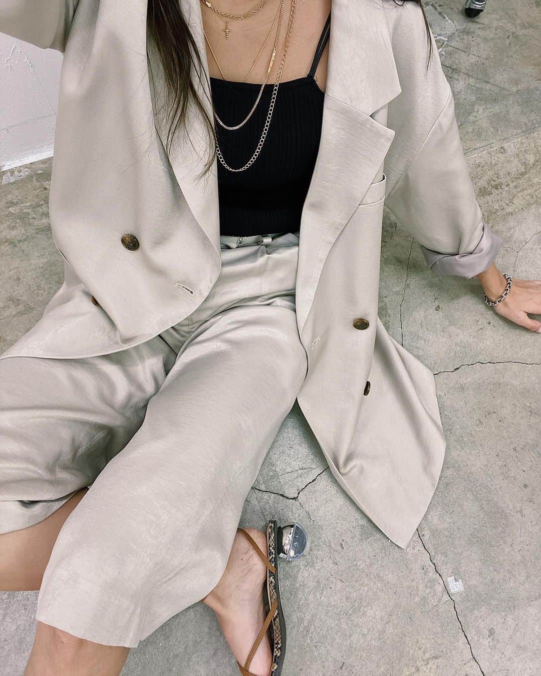 佐々木彩乃のインスタグラム：「2021 spring exhibition day１🌸 サテンのセットアップにパイソンのレースアップサンダル❤️ 左右別デザインが可愛いです❤️」