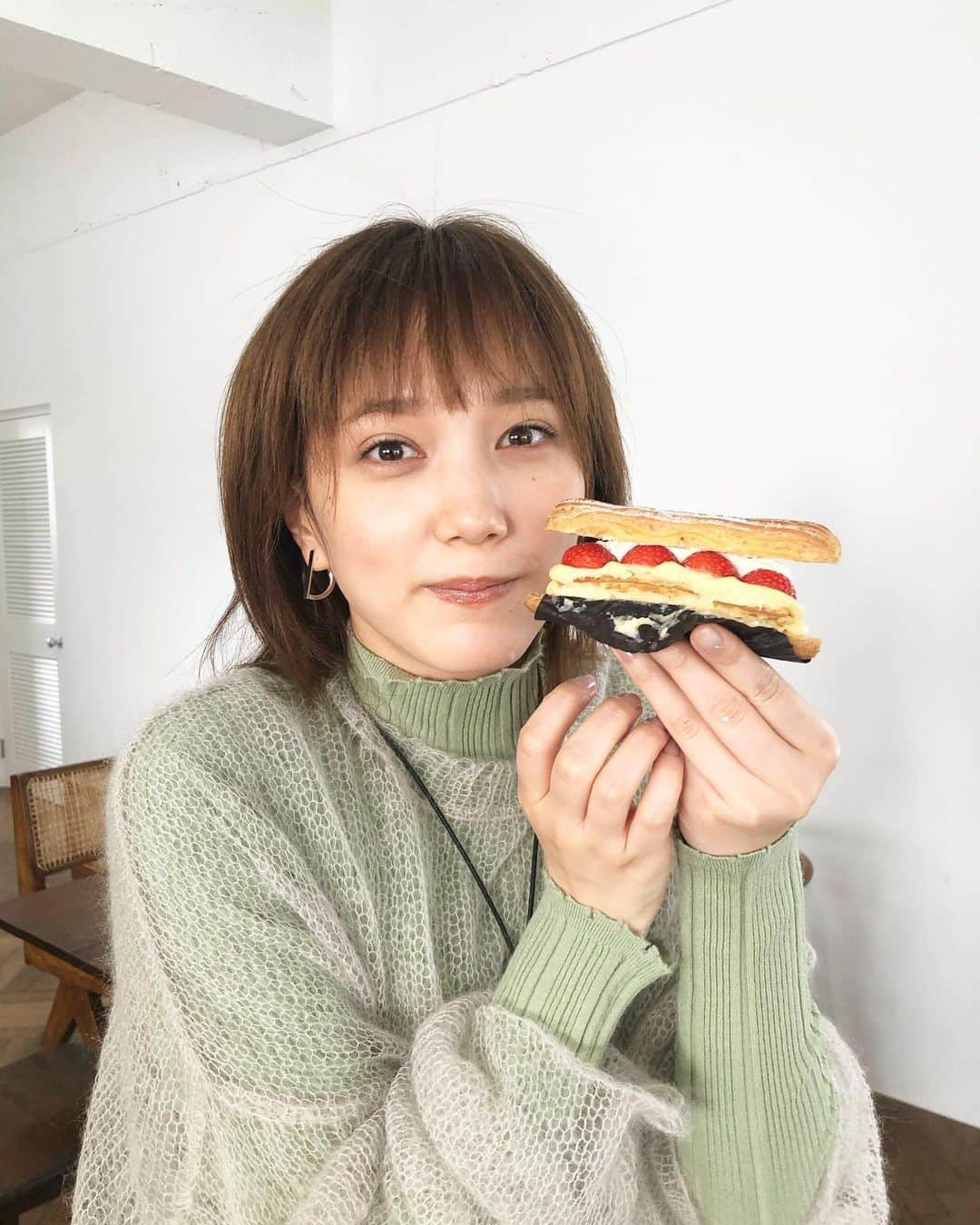 SPRiNGさんのインスタグラム写真 - (SPRiNGInstagram)「先日の本田先生 @tsubasa_0627official  の可愛さをシェア🥰 この日の休憩のお供は、いちごのエクレアでした🍓  #本田翼　#スイーツ　#いちご　#スプリングマガジン　#エディターM」10月29日 13時20分 - spring_tkj