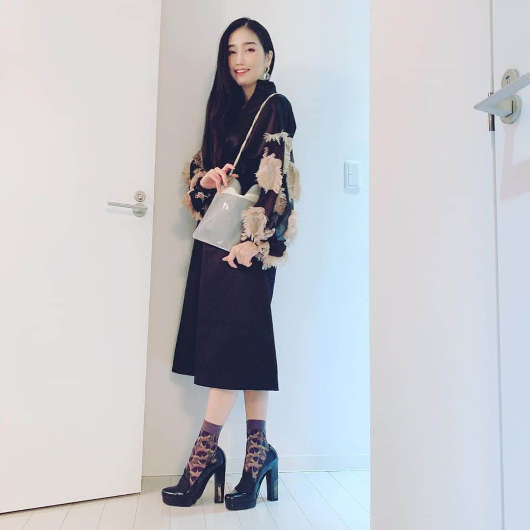 のインスタグラム：「マイナンバーカードの更新に行くなゆちゃん！　偉すぎて涙が止まりません！！ ワンピース　#lautashi  バッグ　#theatreproducts  ヒール　#lanvin  ピアス　#mamekurogouchi  #コーデ　#コーディネート　#今日のコーデ　#ootd #マイナンバーカード更新」