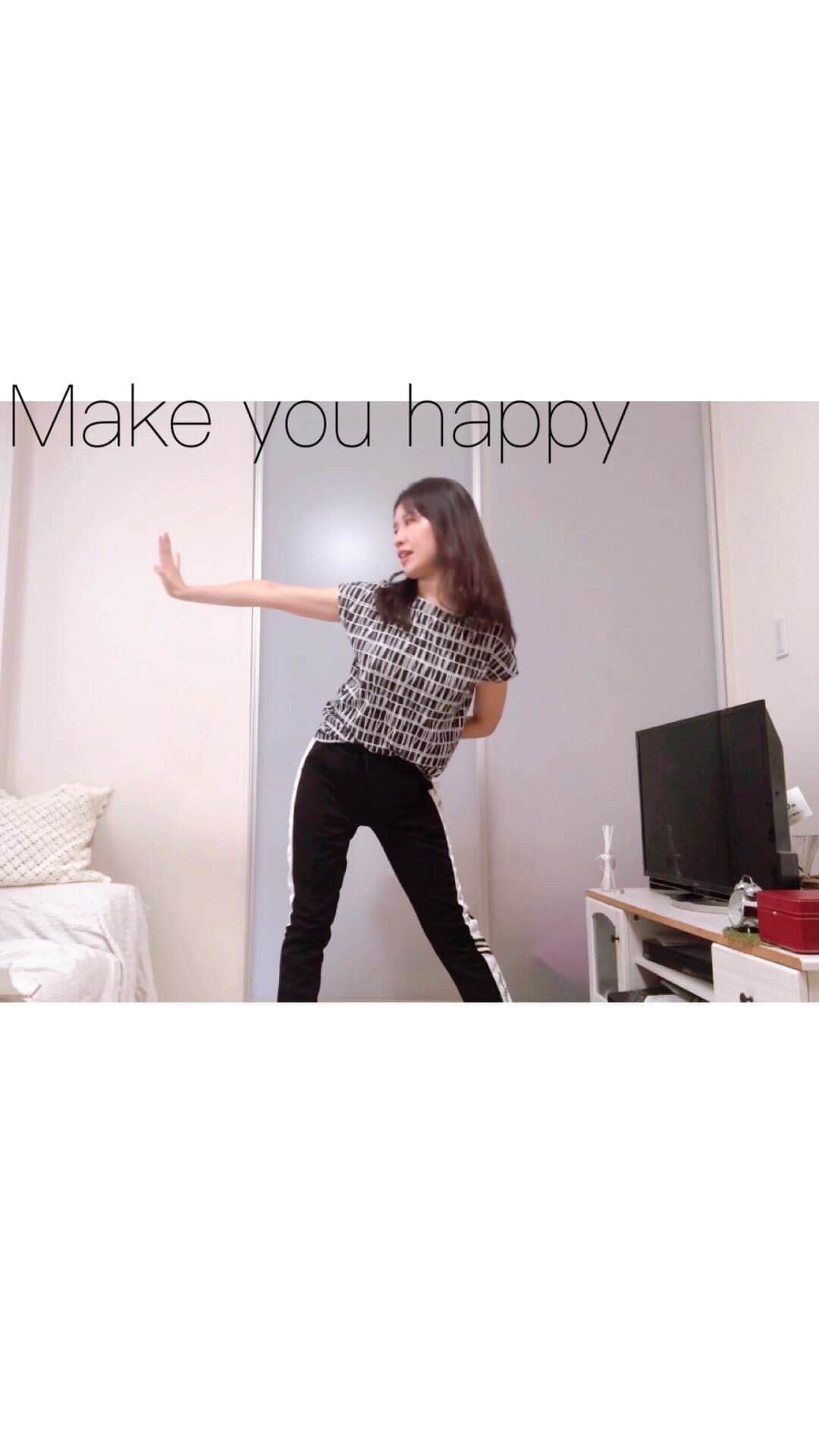 やまさき江里子のインスタグラム：「NiziUの「Make you happy」に挑戦しました！ダンス初心者です。」