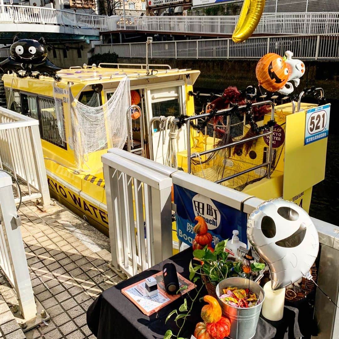 TOKYO WATER TAXIさんのインスタグラム写真 - (TOKYO WATER TAXIInstagram)「Happy Halloweenハロウィン🎃👻🎶✨ たまちハロウィンスタンプラリー 本日最終日です❣️  アートフラワーアーティストの 平山祥子さんが可愛く飾り付け してくれた黄色の船も待ってます🎃 デッキの上は撮影スペース^ ^ 記念写真もぜひどうぞ。  黄色の船は 12:00-16:00まで 田町東口の新芝橋のたもとが スタンプラリーポイント❣️ みんなの街の船着場。 遊びに来てくださいね。  #たまちハロウィン  @himasho.fw  #yoflowers   #tokydwatertaxi #芝浦 #shibauracanalcafe  #田町新聞 #TSUTAYA #田町 #昼カフェ #スタンプラリー」10月29日 13時36分 - tokyowatertaxi