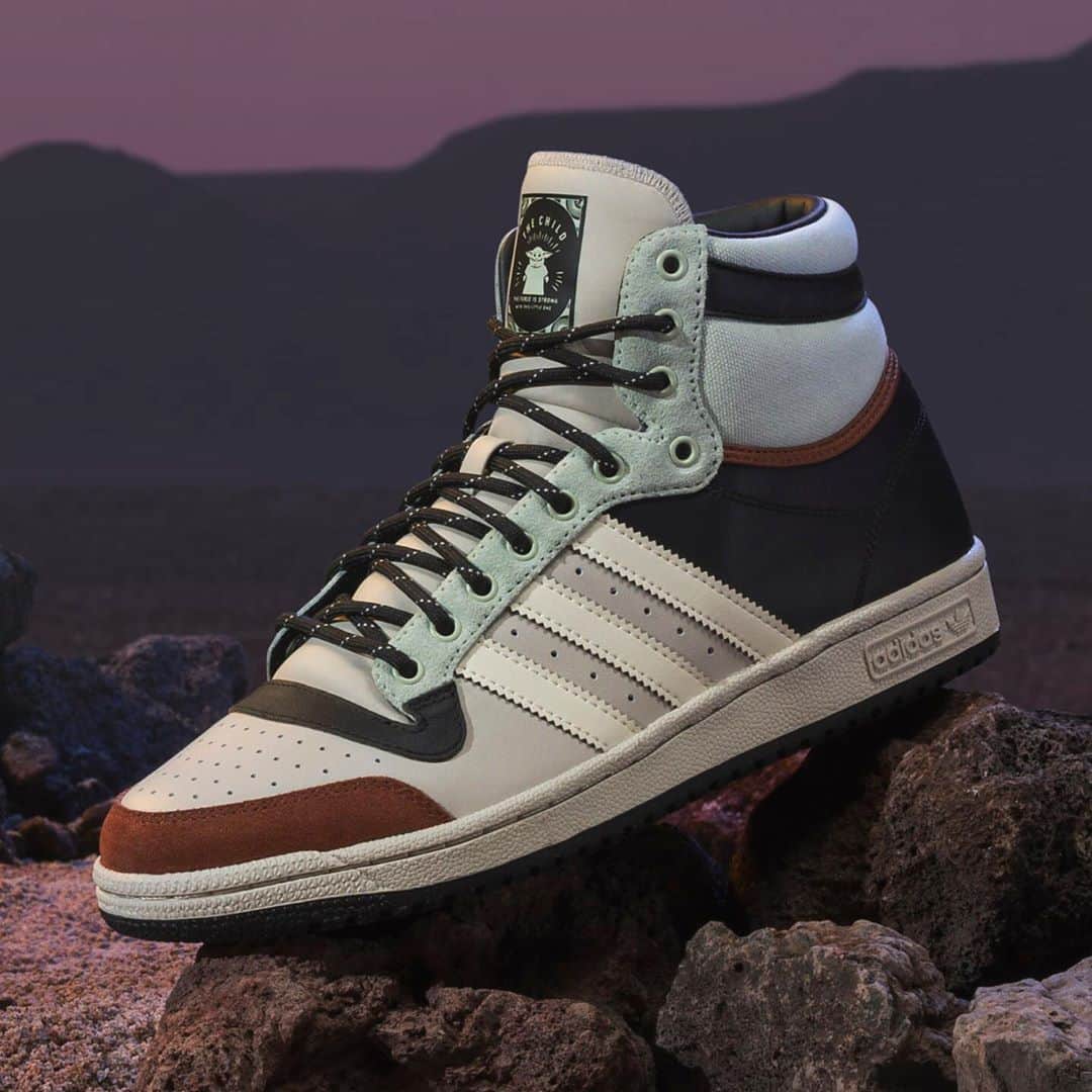 HYPEBEASTさんのインスタグラム写真 - (HYPEBEASTInstagram)「@hypebeastkicks: @adidas is gearing up for @themandalorian’s second season with a collection of nine sneakers inspired by the characters and mythology of the show. Comprised of the Superstar, Boost, Top Ten Hi and Gazelle, the lineup pays tribute to Mando and The Child, and includes several call-outs to memorable moments from the first season. Click the link in our bio to learn more about each one. The range will release exclusively via the adidas web store and outposts on November 4.⁠⠀ Photo: adidas」10月29日 13時45分 - hypebeast