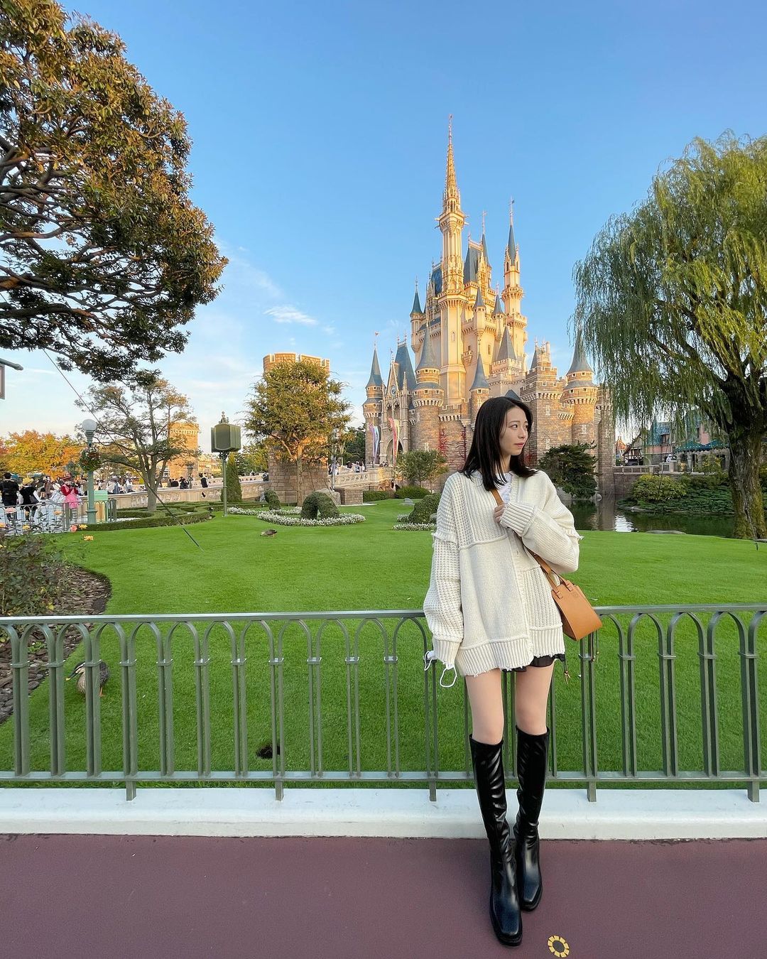 川崎ひかるのインスタグラム：「🏰♡ . . ディズニーいってきました♥️ iPhone12pro📱すごい😳 . ディズニー投稿続きそう💭💭 . . code タグ🏷つけました♡ . . . #ディズニー #ディズニーランド #シンデレラ城 #ディズニーコーデ #ロングブーツ #ニット #ニットコーデ #全身コーデ #コーデ #秋コーデ #秋服 #冬コーデ #ファッション #韓国ファッション #韓国通販 #ミディアムヘア #ootd #ootdfashion #데일리 #데일리룩 #데일리그램 #디즈니랜드 #오오티디 #アイドル #われプワ」