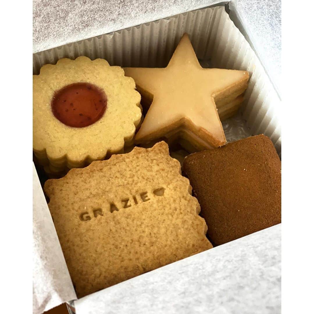 森麻季のインスタグラム：「💘  #もも缶   これが噂の、と大事にいただきます☕️ クッキーの硬さがとっても好み！  #週の後半  #スイーツ  #クッキー  #硬め派」