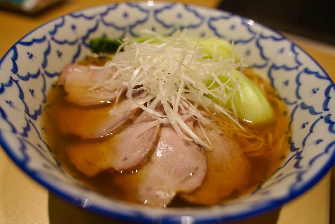 わっきーのインスタグラム：「60年続く老舗中国料理「南国酒家」の新ブランド「南国酒家47china」へ。 東京駅のグランスタ東京でオープン。  全国のご当地食材を使ったメニューで、どれもクオリティーが抜群に高い。 ラーメンは群馬県産のもち豚ローストチャーシューの清湯そば。 厚切りチャーシュー5枚で肉肉しいそば。 炒飯はお米にこだわっていて、長野県産「風さやか」使用。 カラスミがキツくなく、上品な炒飯。本来はガス火で鍋捌きするが、グランスタ東京の規定でガスNG。IHで調理した炒飯なのに、見事にパラパラで美味しかった。  こちらの店舗でしか購入出来ない、木村屋コラボあんぱんも買って、新幹線に乗り込みました。  YouTubeで公開中。  #南国酒家 #南国酒家47china  #グランスタ東京  #中国料理 #中華料理 #ラーメン #中華そば #炒飯 #チャーハン #ご当地グルメ #駅地下グルメ  #youtube #youtuber #ユーチューブ #わっきーtv #わっきー #食レポ #飯テロ #飯テロ動画」