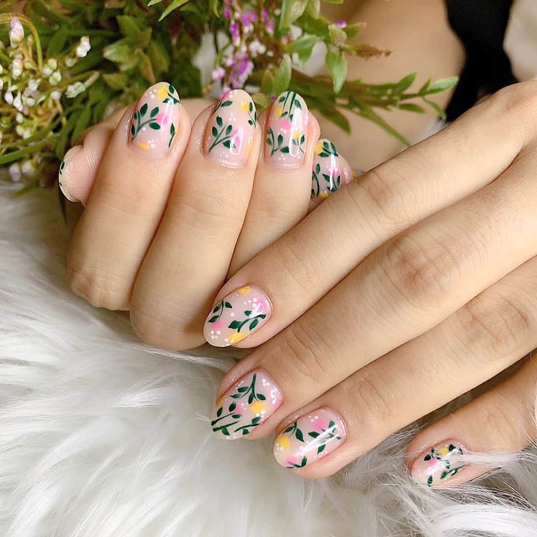 のインスタグラム：「産後初✨ネイルサロン行ってきましたー💖 妊娠8ヶ月目くらいからジェルネイルは外すように言われてたので久しぶり( ́•ૢ⌔•ૢ ̀)  最近の気分はボコボコごついアートじゃなくてフラットな手書きアート(´◡`๑)  森ガール系💓かわいい❤️✨  そして久しぶりにまつエクも😍😍 Cカール...300本✨  どっちもめちゃ気に入りました💓  いつも行ってた地元ネイルサロンが赤ちゃん連れでは行きにくくて、ベビーカーor旦那さん同伴で行けるサロンを探してたんです🥺  ここはトンローにあるお友達のサロンなんだけどエレベーターついてるしサロンも広いので次回から👶🏻と旦那さんに一緒に来てもらおー♫  そしてネイルとマツエク同時施術してもらったので所要時間1時間ちょっと🤏‼️  子育てしながらって時間命だから早いの助かる（ ; ; ）💕  プロモーションで通ってた地元ネイルサロンより安くなってる‼️ ↓ @jenny_focus_jp  Unlimited アート700thb ベーシックアート600thb (手書きのペイントや3dアートが無いデザイン) シンプルデザイン500thb ワンカラー400thb 全てオフ込み料金です。  今回の私の手書きアートはUnlimited です♡  #nailart #nailsofinstagram #naildesigns #nailsart #gelnail #手書きネイル #大人ネイル #お花ネイル #秋ネイル #2020秋ネイルデザイン #ネイルサロン #バンコクネイルサロン #トンローネイル #フラワーネイル #まつエク #まつげエクステ」