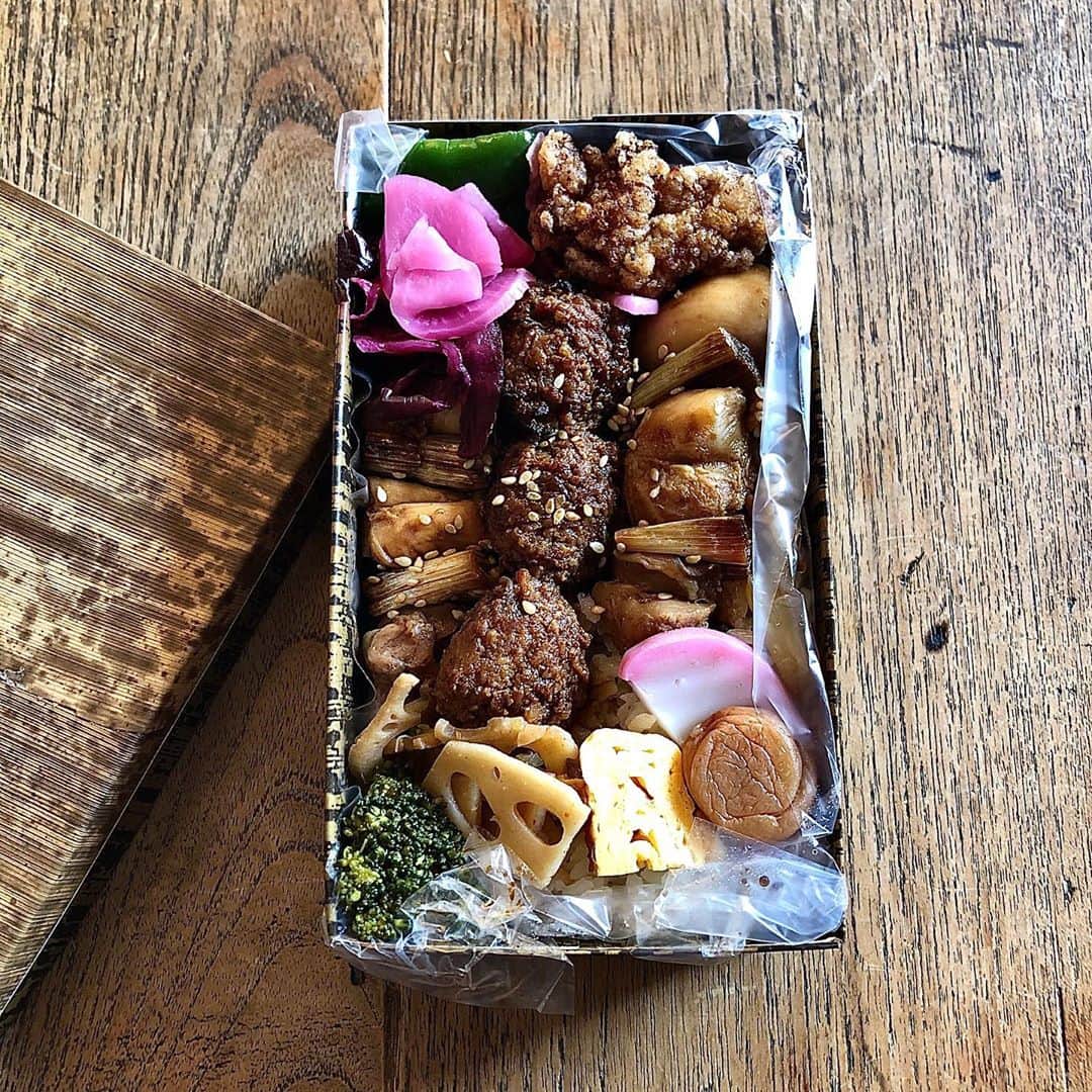 のインスタグラム：「. . おはようございます。 今日はおべんたぐらむ🍙 . . #あざみ野ごはんkaruta . . ここは2回目だ✌︎ 今回は、やきとり弁当！ . . 茶色いおべんとう ぎゅーぎゅーにつまってて おいしい🥺💓 . 今日もお仕事がんばろう。 ごちそうさまでした。 . . . ◉ライザップ公認の紹介アンバサダーです。 〜紹介特典で、お安く入会できます〜 . ▶︎全国どの店舗でもOK ▶︎カウンセリング予約前にご連絡ください . 📺RIZAP TVCM出演 🏅RIZAP BMG ファイナリスト2017.2018 . #お弁当 #lunch #弁当 #お昼ごはん #テイクアウトグルメ #おべんたぐらむ #グルメスタグラム #グルメ女子 #食べるの好きな人と繋がりたい #ロケ弁 #仕出し弁当 #ケータリング #キッチンカー #デリバリー #グルメ好きな人と繋がりたい #東京 #配達弁当 #お弁当部 #あざみ野」