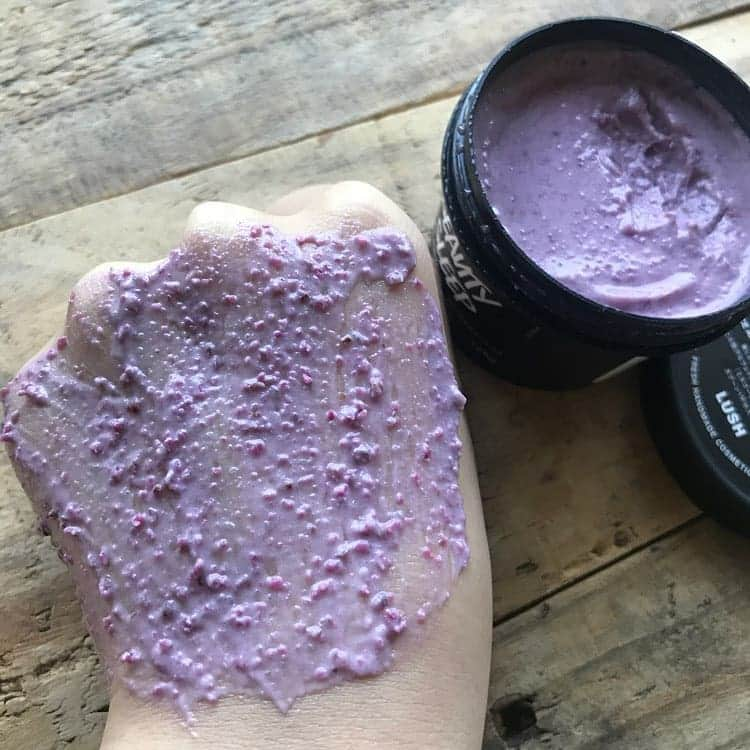 橘美波さんのインスタグラム写真 - (橘美波Instagram)「2020年10月9日（金）より発売中　『LUSH（ラッシュ）』  “Beauty Sleep-美しい睡眠”を考え、32種類の自然由来の原材料を使用した、ラッシュ史上最も贅沢なマスク「ビューティ スリープ」が、現在全国の店舗およびオンラインショップにて発売中。  余計なものを一切使わず、天然成分のみで構成されていながら、  ・乾燥した肌にうるおいを届ける ・天然由来のスクラブ・クレイが余分な汚れをオフする ・ハーブや香りが睡眠を後押しする  と、ナイトケアに求める機能が全て備わったマスクは、肌のことを思う全ての人におすすめです。  使い方や詳しい成分などはbyBitrh PRESSを見てください✨✨  #LUSH#ラッシュ#フェイスマスク#ボディマスク#スクラブ#クレイ#美肌#保湿#角質ケア#スキンケア#skincare#makeup#beauty#cosmetics」10月29日 13時53分 - minamitachibana