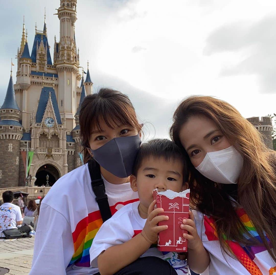 吉江瞳のインスタグラム：「とらのバースデーディズニーになつこファミリーと一緒に行ってきました❤️ 子連れディズニーって大変で楽しむどころじゃ無いかなと思ったけど大大満足するレベルで楽しみました❤️ なににしろとらがとってもお利口さんでした🐯❤️ やっぱ子供って可愛いしたまらん😍💕 新エリアは、ことごとく外れたけど久しぶりにミッキーみたらなんかうるっとしちゃった🥺❤️ これも歳なんでしょうか？感動しちゃった❤️ やっぱり夢の国は最強でした❤️ #ディズニーランド #子連れディズニー #夢の国最高」