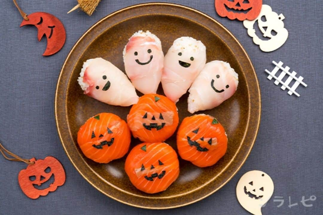 ソラレピのインスタグラム：「ハロウィン手まり寿司 Halloween Temari Sushi . コロンと可愛い、ハロウィン仕様の手まり寿司です😍💕 食卓が楽しくなる一品です✨✨ . 【材料】<2人分> ご飯・・・320g 米酢・・・20g 砂糖・・・9g 塩・・・3g ゴマ（白）・・・6g サーモン・・・120g 鯛・・・120g 焼き海苔・・・2g キュウリ・・・10g . レシピの詳細はソラレピアプリでチェック @solarepi のリンクからDLできます ソラレピ献立の写真投稿も #ソラレピ でお待ちしてます♪ . #solarepi #food #recipe #レシピ #cooking #料理 #instafood #簡単料理 #簡単レシピ #献立 #menu #japanesehomecooking #japanesefood #yummy #foodporn #foodstagram #homecooking #deristagrammer #クッキングラム #おうちごはん #手まり寿司 #sushi #ハロウィン #ジャックオーランタン #旬」