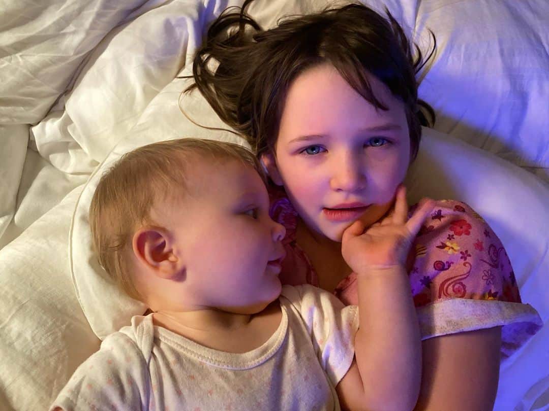 ミラ・ジョヴォヴィッチのインスタグラム：「Oh my goodness. Can’t believe that I gave birth to these amazing beings. My two best little buddies. #dashieledananderson #osianlarkelliot #buddies #proudmama #momlife」