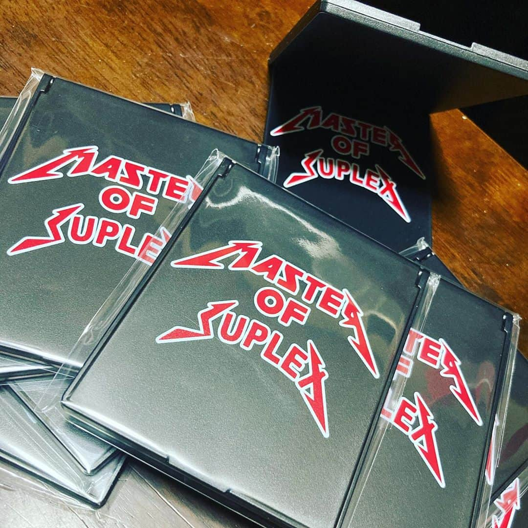 芦野祥太郎さんのインスタグラム写真 - (芦野祥太郎Instagram)「『MASTER OF SUPLEX ミラー』 ¥2,000です  全日本プロレス、11月18日新宿FACE大会から売店販売開始 通信販売(+送料380円)は本日より販売開始です！  ご注文はDMにて承っております！🤘 ・お名前 ・郵便番号 ・ご住所 ・数量 をご明記頂くようお願い致します  皆さまのご注文お待ちしております！  #EnfantsTerribles #MASTEROFSUPLEX #ミラー #プロレス #ajpw」10月29日 14時10分 - shotaro_ashino