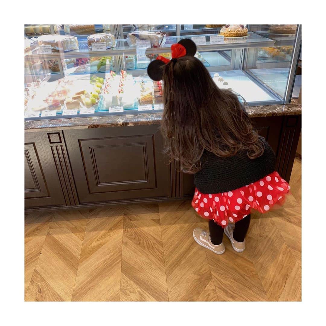 近藤千尋のインスタグラム：「ハロウィンの🎃時期になると、 ミニーちゃんしか 着てくれなくなる長女。笑 病院行く時もこの格好でした❤️笑 長女、おめでたい事があったので ケーキを買って🍰帰りました😍 七五三終わったら、髪の毛 切ろうか悩むねぇ💇‍♀️💗 #3歳児 #染めてません #天然パーマちゃんです」
