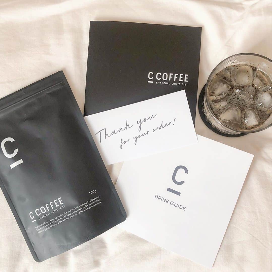 菊池かなこのインスタグラム：「. 炭のパウダーがダイエットを促進してくれる C COFFEE @c_coffee_official  毎日の食事に取り入れてみました☕️ . チャコール＝炭 炭の高い吸着力で 不要なものをデトックスしてくれる✨ . 他にもエネルギー分解が早いMCTオイルや 水溶性食物繊維が入っていて ダイエットをよりサポートしてくれるらしいです✨ . 真っ黒なので 最初に見た時はびっくりするかも🤭 お湯でも水でも溶けやすくて作りやすい✨ ブラックが苦手なので、 ミルクと割るととても飲みやすかったです🥛 . パッケージもモノトーンでおしゃれ✨ . . ୨୧┈┈┈┈┈┈┈┈┈┈┈┈┈┈┈┈┈୨୧ #チャコールコーヒー  #ダイエットコーヒー #コーヒーのある暮らし #炭 #MCTオイル #チャコールクレンズ #ダイエット #シーコーヒー #cコーヒー #c_coffee#ccoffee #コーヒー#コーヒーのある暮らし #おうち時間#ダイエットメニュー」