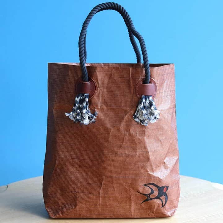 のインスタグラム：「【PRE-ORDER】 ＜Eatable of Many Orders＞×＜fennica＞ Kakishibu Tote Bag 10/31(土)までWEB限定の受注生産受付中！  先月開催した『柿渋のチカラ』にて販売したショルダーバッグとトートバッグ。 ご好評につき、10/31(土)まで受注販売しております。  こちらは襖に貼る壁紙に柿渋を重ね塗りした丈夫で軽量なバッグ。 柿渋には生地を強くしたり、防腐効果があり、昔から親しまれてきました。 シワの表情が味わい深く、型染めしたfennica STUDIOのツバメモチーフがポイントです。  お届け予定：2021年01月中旬  Item No. 66-61-0760 ¥16,000+TAX  BEAMS JAPAN 5F @fennica_shinjuku ☎︎03-5368-7304 #eatableofmanyorders #beams #beamsjapan #beamsjapan5th #fennica  #fennicastudio」