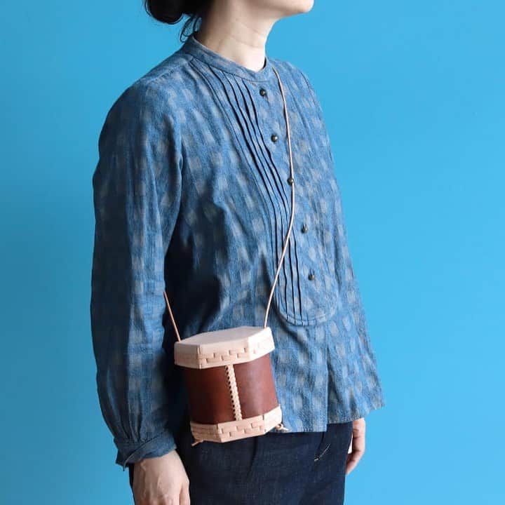 のインスタグラム：「【PRE-ORDER】 ＜Eatable of Many Orders＞×＜fennica＞ Kakishibu Shoulder Bag 10/31(土)までWEB限定の受注生産受付中！  先月開催した『柿渋のチカラ』にて販売したショルダーバッグとトートバッグ。 ご好評につき、10/31(土)まで受注販売しております。  こちらは元々コレクションにあったトイレットペーパーホルダーをショルダーバッグにした＜fennica＞別注商品。 六角形のコンパクトなサイズは、スマートフォンが入る大きさです。 スタイリングのポイントにいかがでしょうか。  お届け予定：2021年01月中旬  Item No. 66-61-0763 ¥12,000+TAX  BEAMS JAPAN 5F @fennica_shinjuku ☎︎03-5368-7304 #eatableofmanyorders #beams #beamsjapan #beamsjapan5th #fennica  #fennicastudio」