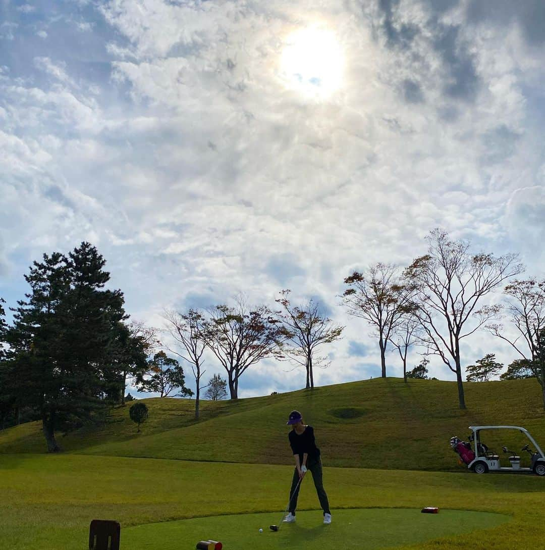 坪井保菜美さんのインスタグラム写真 - (坪井保菜美Instagram)「⛳️ゴルフ日和なゴルフ  すこーしずつゴルフ用語がわかってきたぞ。  ボギーとかブギーとか、 バギーとか！！！  パーとかファーとか、 フォーとか！！  #golf #ゴルフ #ゴルフ日和  #バギー #ボギー #ブギー #パー #ファー #フォー #太陽 #なめくじ」10月29日 14時34分 - honamitsuboi