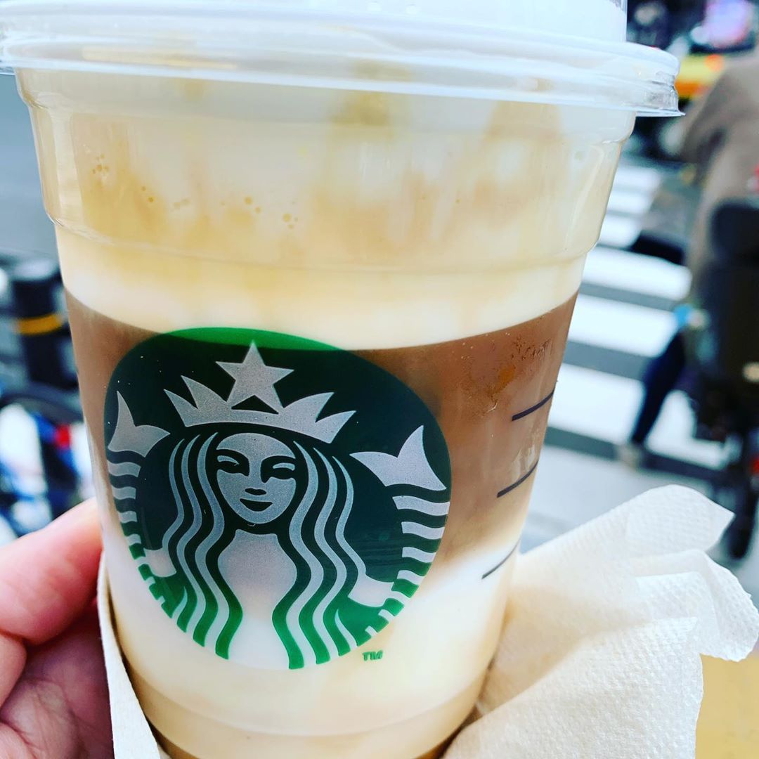 シルビア・グラブさんのインスタグラム写真 - (シルビア・グラブInstagram)「遅ればせながら 初めてMobile order and pay でコーヒー購入。 なんて便利なんだ！もっと早くやれば良かった！😅  #スタバ　#モバイルオーダーアンドペイ　#体メンテ後のコーヒーブレイク  #モバイルオーダーが便利すぎる」10月29日 14時36分 - sylviagrab717