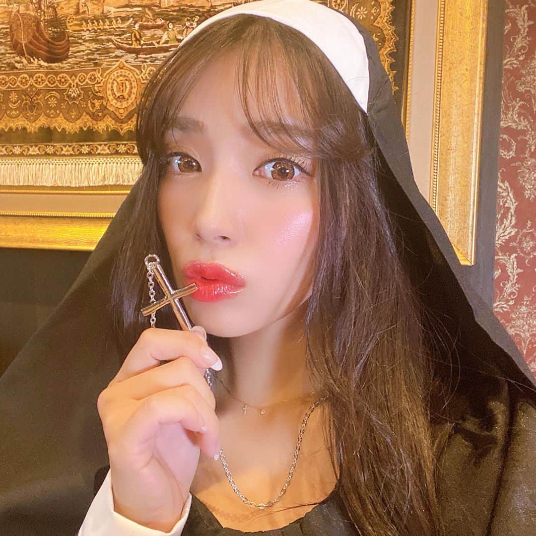 のインスタグラム：「アーメン✝️ ・ ・ そいえばまた髪の毛暗くしたの🖤🖤 サーフィンと鬼滅が好きな @atelier._.clover で☘️ 昔から仲良しなサロンさん✨ ボブやショートが得意な名古屋市緑区のサロンさんです💇‍♀️ ・ ・ ・ ・ ・ ・ #halloween  #halloweenmakeup  #halloweencostume  #halloweenparty  #sister  #cosplay  #cosplaygirl  #アーメン #シスター #ハロウィン #ハロウィンコスプレ  #サロンモデル #サロモ #コスプレ女子  #コスプレ撮影  #コスプレイヤー自画撮り部  #グラドル自画撮り部  #コスプレイヤー  #レイヤーさんと繋がりたい  #名古屋撮影会  #名古屋 #nagoya #名古屋ポトレ部  #ポートレート　#ポトレ部　 #名古屋カメラ部　#愛知カメラ部 #名古屋カメラガールズ #おうちハロウィン」