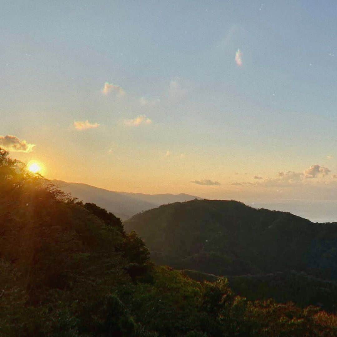 ぽょ姫さんのインスタグラム写真 - (ぽょ姫Instagram)「#富士見テラス  ⁑ 〇〇テラスが好きすぎる🤣☁️ 伊豆行った時に　#富士山 が綺麗に 見えるテラスカフェです♡ この日は雲で隠れちゃって見えなかった..😭 ⁑ このオシャレなソファベッドは 予約して使いました🥰 ここが1番の映えスポットな気がする📸❣️ 映え好きには絶対行くべき　#カフェ　だね🥳 ⁑ てか去年のこの時期Iphoneのカメラが壊れて使えなかったから　#Gopro でずっと写真撮ってたんだけど自撮りがない😭😭 またリベンジに行くしかない。 ⚘伊豆 #伊豆旅行 #伊豆グルメ #伊豆 #伊豆カフェ #伊豆観光 #伊豆大島 #伊豆高原 #伊豆の国パノラマパーク #静岡観光 #静岡カフェ #静岡グルメ #富士見 #富士見市 #富士山 #富士山🗻 #テラス席 #カフェ #カフェ巡り #カフェスタグラム #カフェ部 #fujimountain #japan #cafestagram #likeforlikes #likeforfollow」10月29日 14時37分 - p.o.y.o.h.i.m.e