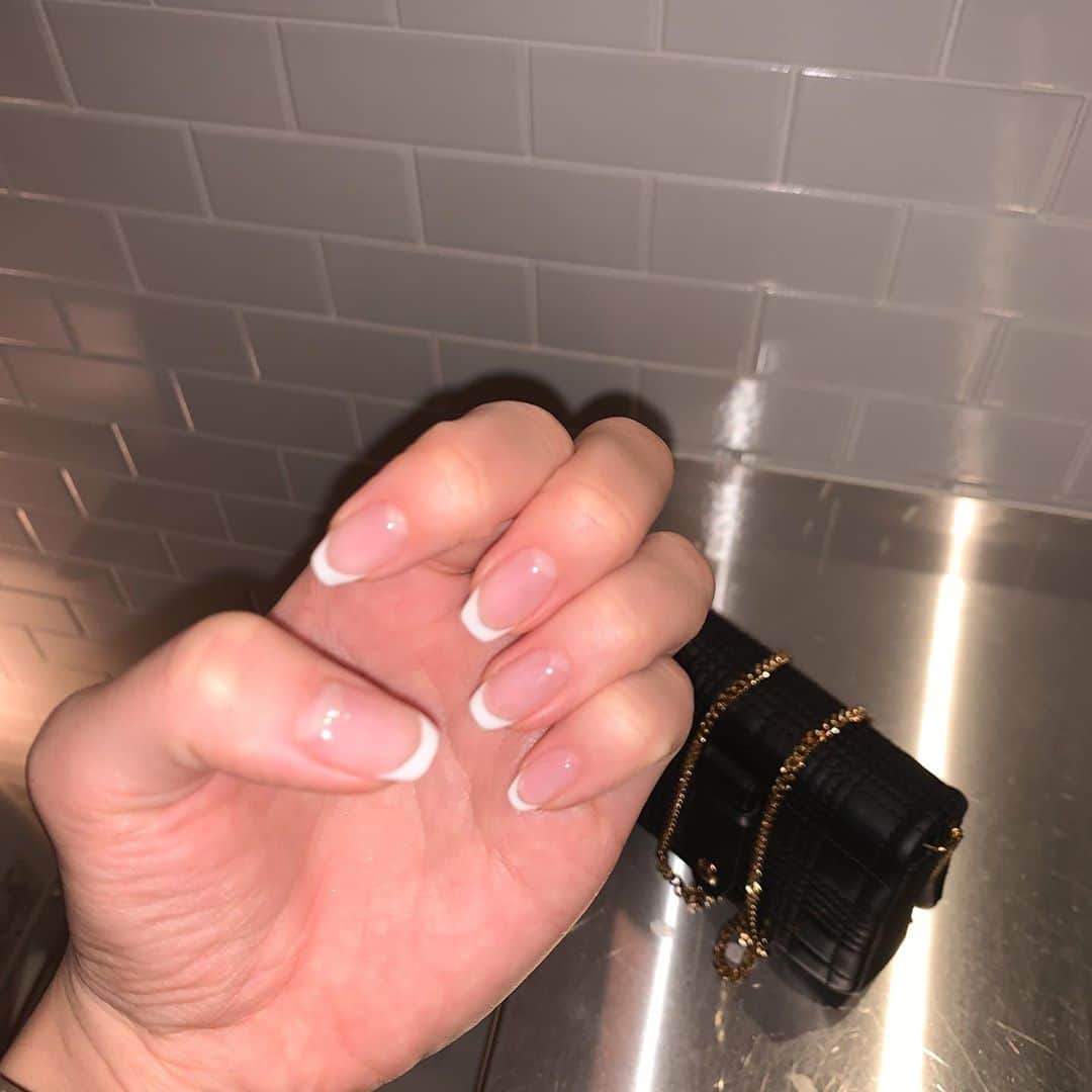 のインスタグラム：「🤍🖤﻿ スクエアフレンチ信者！﻿ 毎月これしちゃう﻿ ハマったら飽きるまでしちゃうタイプ。✌️﻿ ﻿ ﻿ #フレンチ #シンプルネイル#スクエアフレンチ」