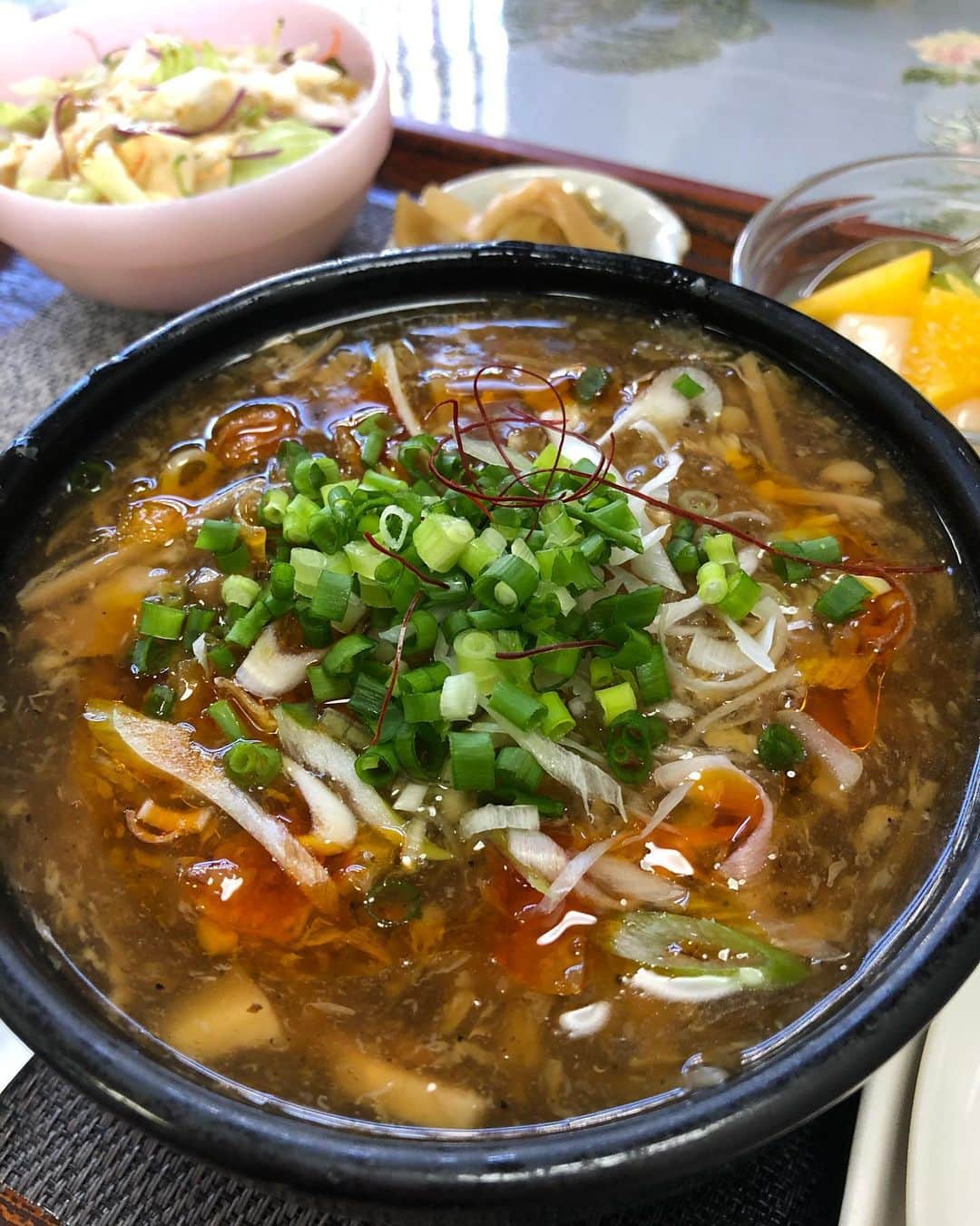 のインスタグラム：「サンラータン麺！！ ここのは、最高！！ 大好きです！！  #サンラータン麺  #ランチ  #お得  #ラーメン  #黒岩唯一さんのサイン」