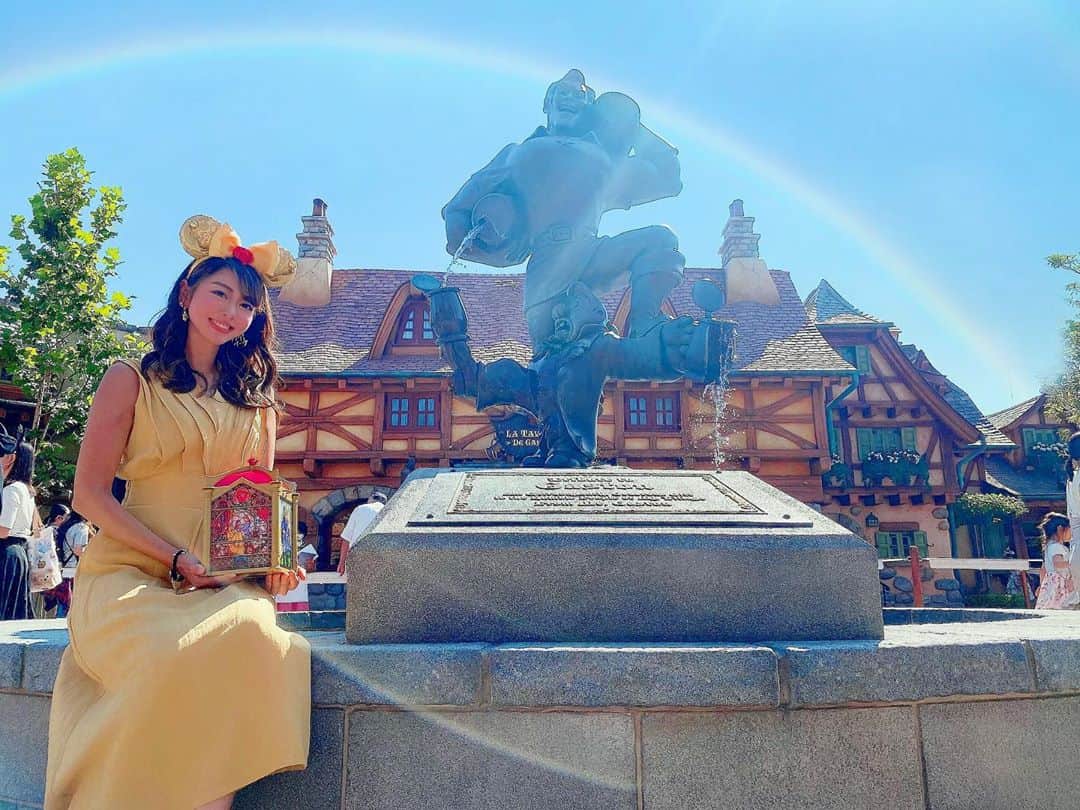 のインスタグラム：「ガストンの像と❤️💪 . 夜ここから見える花火は絶景でした🎆🎇 . . #disney #disneyland #tdl #tokyodisneyland #tokyodisneyresort #newfantasyland #newarea #ディズニー #ディズニーランド #東京ディズニーランド #ニューファンタジーランド #美女と野獣 #美女と野獣エリア #ベルバウンド #ベルコーデ #belle #bellecode #happy #smile #kawaii #幸せ空間 #感動 #beautyandthebeast #💛 #🥀 #🌹#ガストン #ガストン像」