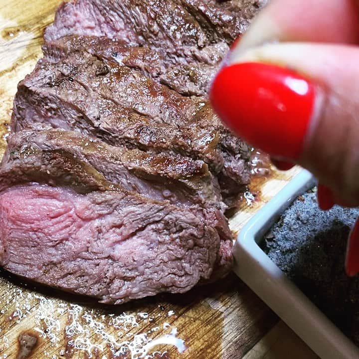 ケリスのインスタグラム：「HABANERO HAWAIIAN BLACK LAVA SALT , if you're a salt lover this one is so dang good . It's a must try , it's not really salty and it's crystalline texture with the dehydrated habanero is flavorful earthy and with the perfect kick. I usually only want all the different smoked salts but this lava salt is so special I have fallen in love ! There is literally nothing like it ! Get it in This weeks GOLD MINE BOX go to bountyandfull.com」