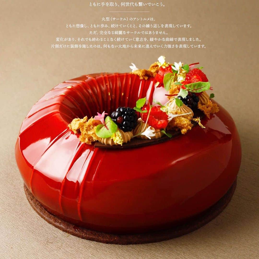 eguchikazuakiさんのインスタグラム写真 - (eguchikazuakiInstagram)「<コンテスト結果> チョコレートケーキを作るコンテストに参加していましたが結果は2位でした🥈﻿ 1位しか考えていなかったから残念です。 DRCでの乾杯は持ち越し、 ﻿ 応援してくださった皆様詰めが甘く申し訳ない🙇🏻‍♂️﻿ ﻿ Instagramでは全画面で表示できませんが﻿ こんなケーキを作りました。 テーマとストーリーを詰め込んで。  全画面はストーリーズにあげますね﻿ ﻿ 色々言いたいのですが敗者の弁は封印﻿ ﻿ スタッフのみんな、売らないから安心して‼️﻿ みんなありがとう😊  #delimmo #デリーモ #パティシエ #ショコラティエ #不甲斐ない #江口和明 #eguchikazuaki #情けない #3t #捨てる #チョコレート #見直しだ #チャレンジ #応援ありがとうございました #反省して #栗拾い #してきます #鬼滅の刃 #見に行こうかな #写真スライドしてね」10月29日 14時54分 - eguchikazuaki