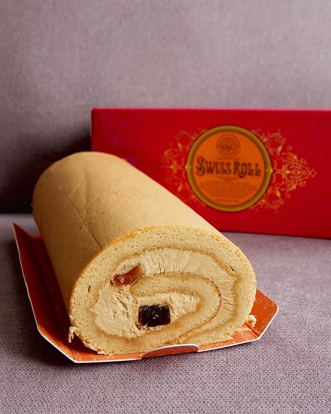 Li Tian の雑貨屋さんのインスタグラム写真 - (Li Tian の雑貨屋Instagram)「NEW! Black Sugar Boba Roll from @oldsengchoong is a fluffy sponge roll filled with black sugar cream and black sugar Mochi. The mochi itself it’s pretty sweet but much more balanced out when eaten together with the cake.   Available at $23.80. Catch the launch of this cake next Thurs 5 Nov on @oldsengchoong Facebook Live to buy it at promotional prices! Only limited quantity but if you can’t get one online, you can still purchase it from all retail outlets    • • • #singapore #desserts #igersjp #yummy #love #sgfood #foodporn #igsg #ケーキ  #instafood #gourmet #beautifulcuisines #onthetable #snacks #cafe #sgeats #f52grams #bake #sgcakes #feedfeed #pastry #foodsg #cake #cakestagram #savefnbsg #eggporn #cakeporn #rollcake」10月29日 14時57分 - dairyandcream