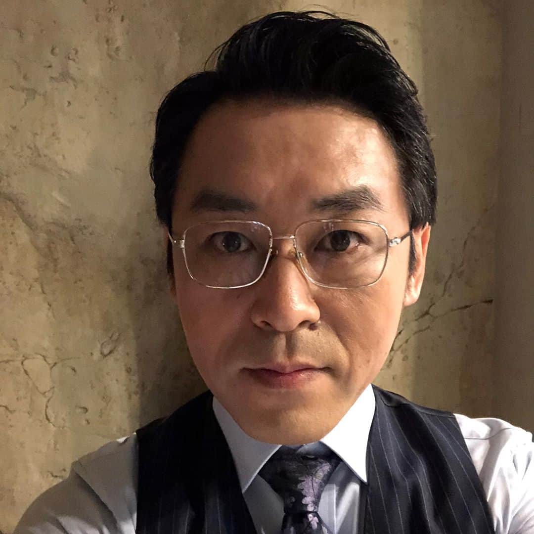 金剛地武志のインスタグラム：「今日の現場は久しぶりにこのメガネ。ワイドショーの司会役。詳細は追って！」