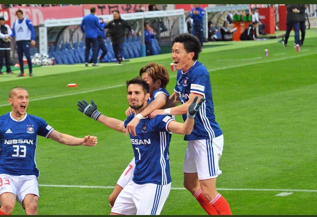 ウーゴ・ヴィエイラのインスタグラム：「この度北海道コンサドーレ札幌に加入することになったウーゴ　ヴィエイラです。世界で最高の国、そして素晴らしいクラブに戻ることになり幸せに思っております！早く札幌のユニフォームを着て、皆さんの前で活躍出来る事を楽しみにしてます！よろしくお願いします。😘🙏 @hokkaido_consadole_sapporo 💪🙏🔴⚫️」