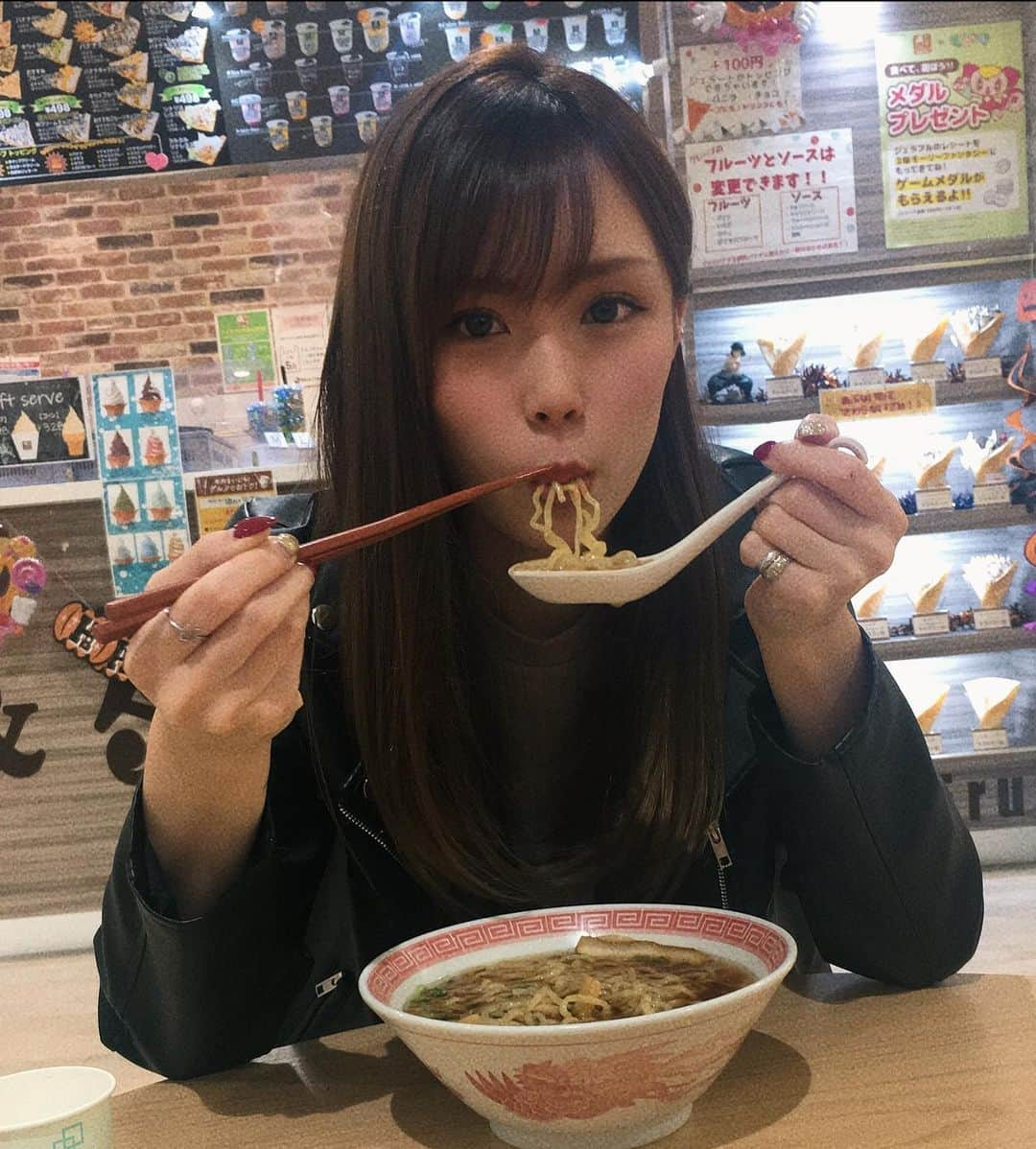 こもものインスタグラム：「彼女とデートなうに使っていいよって もう古い🤨？？？ ゴリラ可愛い１枚である🦍 . . . #彼女とデートなうに使っていいよ #ラーメン #他撮り #ゴリラ可愛い」