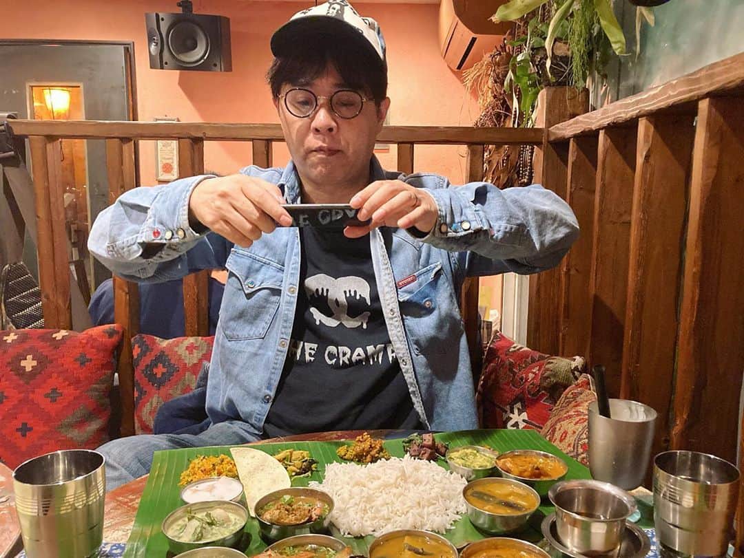 酒井莉加さんのインスタグラム写真 - (酒井莉加Instagram)「昨夜はKalpasiに行って来ました。 久々のKalpasi。志らくも大興奮。 南インド料理のフィッシュカレーバナナリーフミールス。  とにかく衝撃的でした。 毎回衝撃を感じる。  美味しくて美味しくて、食べれている事に感謝しながらゆっくり食べているつもりなのに、あっという間に目の前はバナナリーフのみになっていった。 全てのカレーが主役で、混ぜたくないと思う気持ちと混ぜたらどうなる？ というワクワク感が止まらなかった。  2日間に渡って大好きなカレー屋さんのカレーが食べれて幸せでした。 おめでたいタイミングに伺えた事も嬉しかった。 ご馳走様でした。  ⚠︎興奮し過ぎたのか、志らくの写真の撮り方が奇妙な件🤣  #カレー #バナナリーフミールス #フィッシュカレー」10月29日 15時08分 - sakairika26