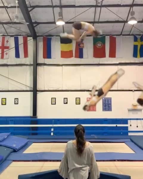 のインスタグラム：「🚀 🚀 🚀   Posted @withregram • @lopescamilla 🤯🤯🤯  #firstreel   Credits: @rayancastro_ 💕 . . . . . . #trampoline #gymnastics #training  #gymnast #flip #twist  #trainingTuesday  #motivation #tiktok #putyourrecordson @timebrasil @figymnastics」