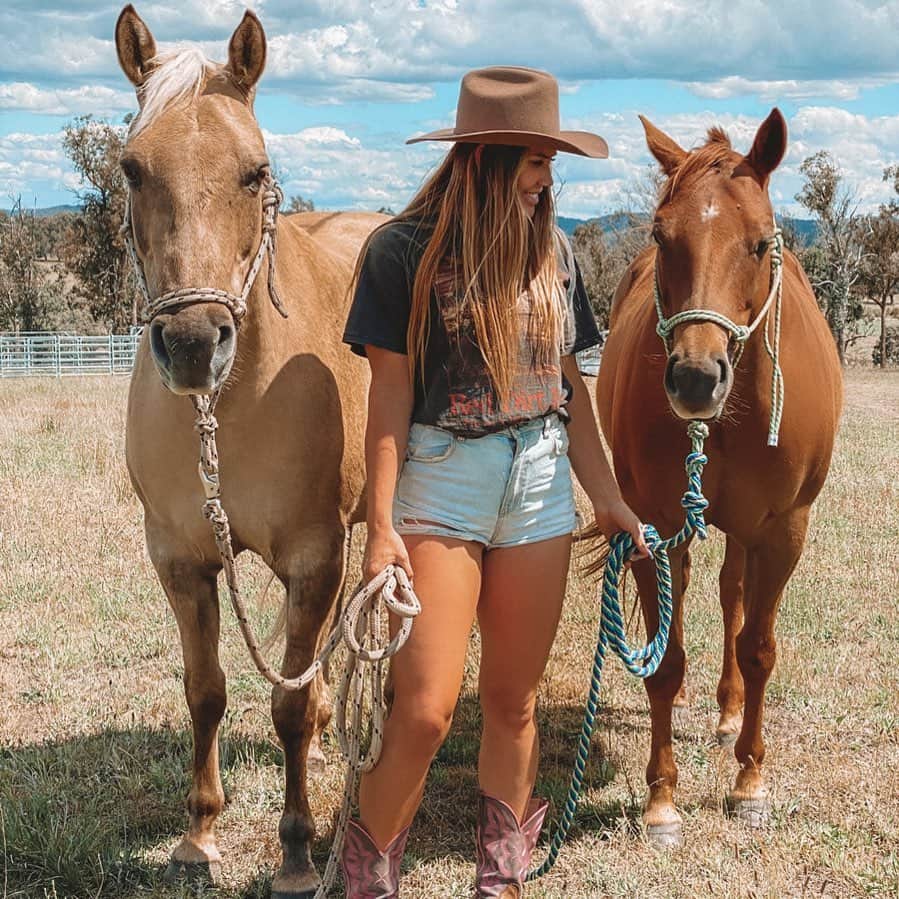 シャルロッテ・キャスリックのインスタグラム：「The winter paddocks have been very generous to us 😜」