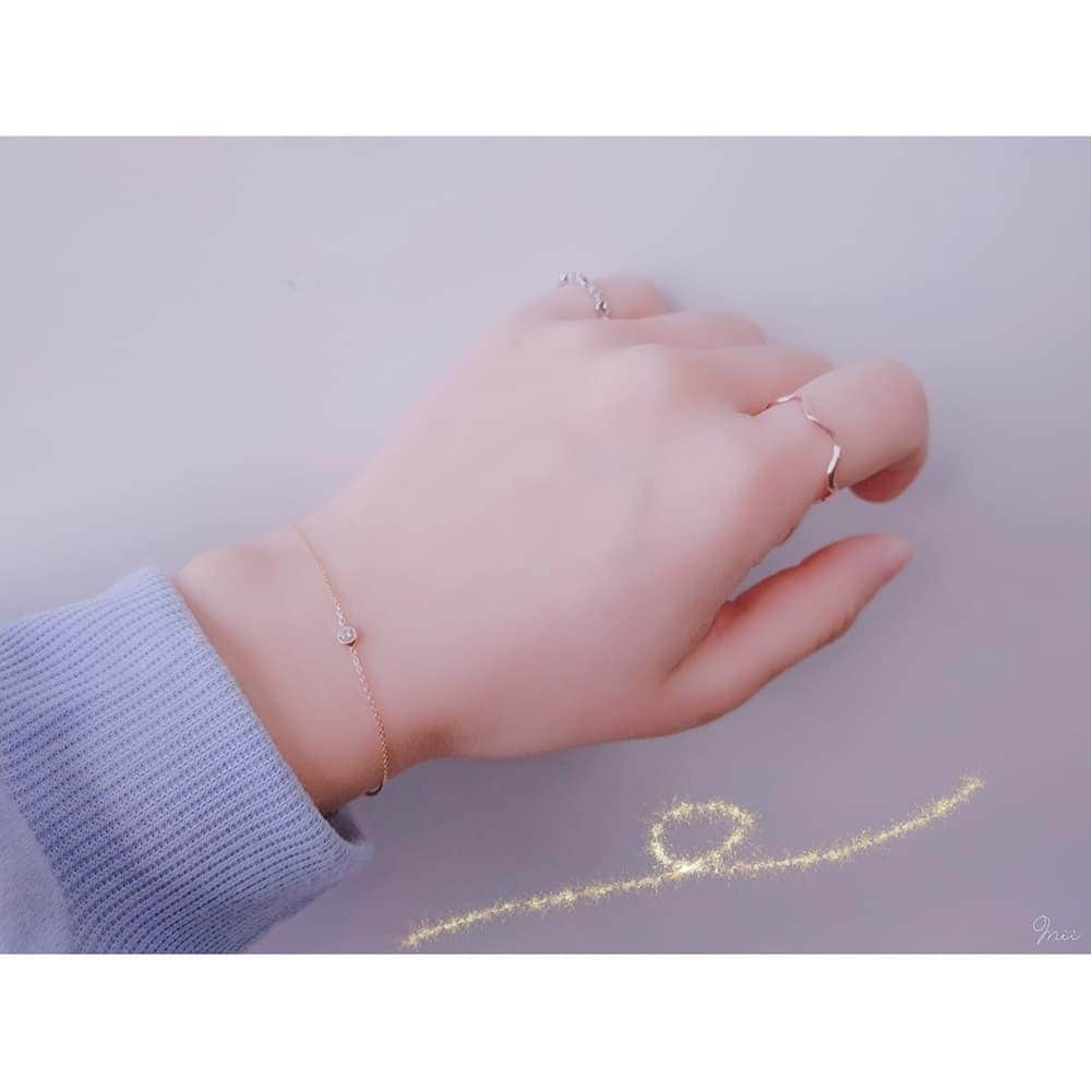 片瀬美月のインスタグラム：「💍*。 * * * リングをひさしぶりにつけてみました。 ゆびがみじかいのであんまり似合わないけど…  小指のピンキーリングは中学生だか高校生だかのときに親友とお揃いで買った300円くらいの。 親友はまだ持ってるかなあ？ もうもってなさそうだなあ…ꉂ(ˊᗜˋ*) * * * 💍*。 #指輪  #リング  #ピンキーリング  #ring  #pinkyring」