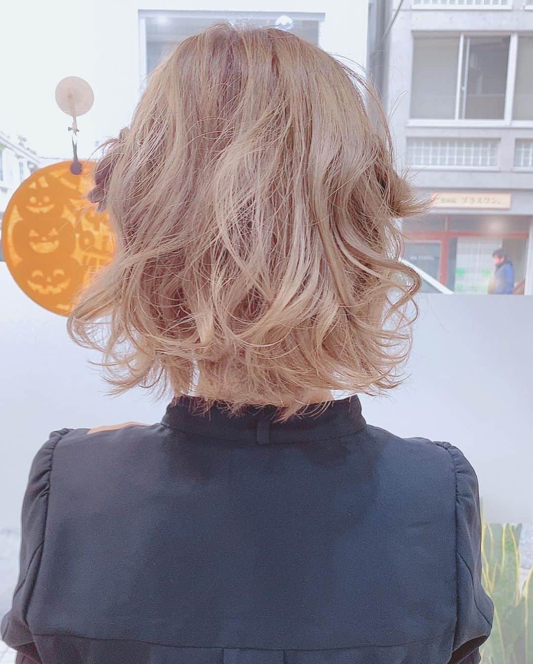 木内くるみさんのインスタグラム写真 - (木内くるみInstagram)「#メイズ で#ヘアカラー してもらいました♡ #前頭ブリーチ  して#ミルクティーベージュ にしました♡︎(°´ ˘ `°)/ 最後に#ヘアアレ も可愛くしてもらったよーーー！  現在#駆け出しの飛行少女 の#セミファイナル #オーディション に参加しています！TwitterのRTが1RT30ポイントで１日10投稿までできて、WEBポイントが24時間に1回押せるので応援よろしくお願いします→ https://modecon.jp/kakedashi_idol2/entrants/  #美容室#東中野#東中野美容室#サロモ#サロモ募集#ショートヘア#ヘアカラー#カラーモデル#ショートボブ #かじスタ#アイドル#アイドルになりたい #ボブ#ボブアレンジ#派手髪 #派手髪女子 #派手髪ショート #ブリーチ#ブリーチカラー #ブリーチ1回 #hairstyle#坂道 #halloween」10月29日 15時16分 - kurumi_kiuchi
